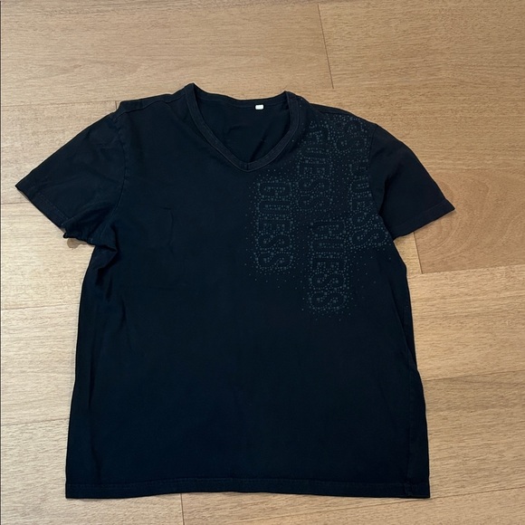 GUESS Black Tee with Subtle Logo - Picture 1 of 1